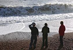 children looking at sea one use