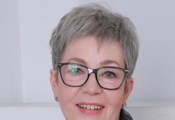 Hilary Thomas headshot 1