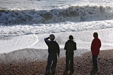 children looking at sea one use